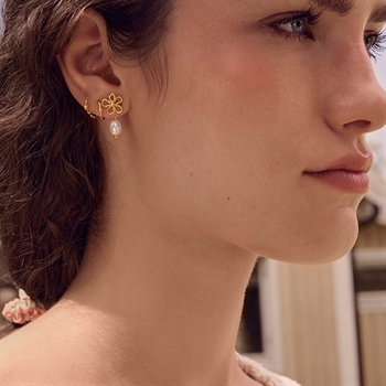 Tonia øreringe i forgyldt sølv fra Maanesten på model